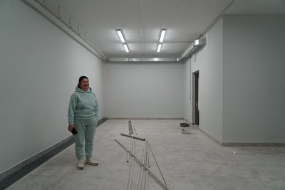 Вікторія Данилів в одному з приміщень підземної школи у Дергачах Вікторія Данилів в одному з приміщень підземної школи у Дергачах