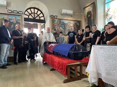 У Херсоні попрощалися із загиблим військовим Едуардом Кононцем У Херсоні попрощалися із загиблим військовим Едуардом Кононцем