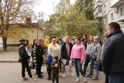 В Охтирці батьки вихованців дитячого садочка вийшли на пікет проти скорочення у закладі В Охтирці батьки вихованців дитячого садочка вийшли на пікет проти скорочення у закладі