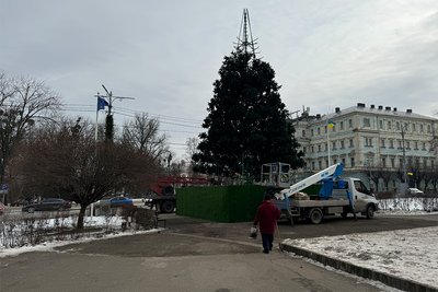 Чому у Чернівцях демонтували головну ялинку до завершення свят Чому у Чернівцях демонтували головну ялинку до завершення свят