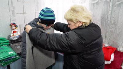 У Кропивницькому роздають новий одяг переселенцям з Херсонщини: де та як отримати У Кропивницькому роздають новий одяг переселенцям з Херсонщини: де та як отримати