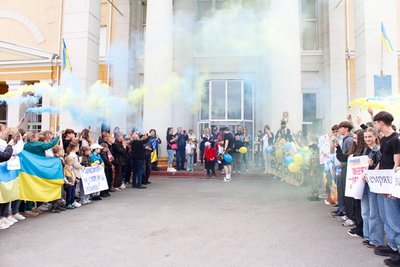 Звільненого з полону героя зустрічають в Славуті, травень 2025, Хмельниччина Звільненого з полону героя зустрічають в Славуті, травень 2025, Хмельниччина