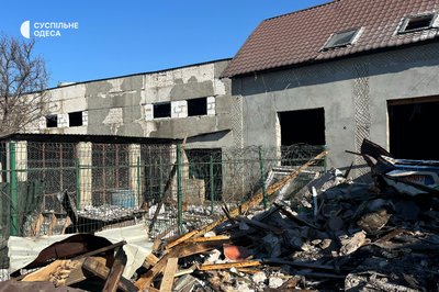 Пошкоджено житловий будинок: фото наслідків дронової атаки РФ на Одещину Пошкоджено житловий будинок: фото наслідків дронової атаки РФ на Одещину