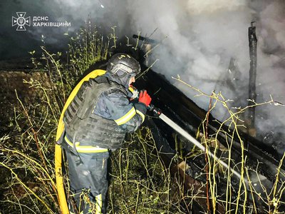 Боєць ДСНС гасить пожежу 22 вересня у Великому Бурлуку Боєць ДСНС гасить пожежу 22 вересня у Великому Бурлуку