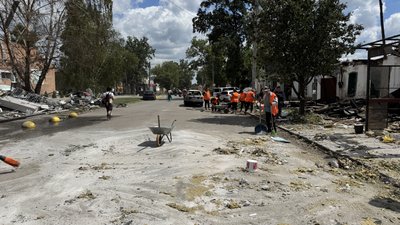 Комунальники прибирають наслідки вибуху Комунальники прибирають наслідки вибуху