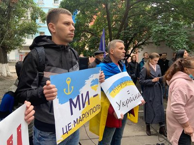 Чоловіки з плакатами на акції "Маріуполь — це Україна" Чоловіки з плакатами на акції "Маріуполь — це Україна"