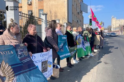 "Чекаємо обмінів": в Одесі відбулась мовчазна акція на підтримку військовополонених "Чекаємо обмінів": в Одесі відбулась мовчазна акція на підтримку військовополонених