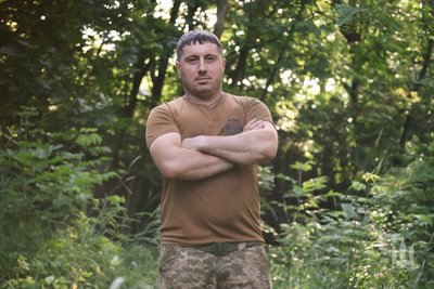 Працює зі 155-м калібром: воїн волинської бригади нищить окупантів з американської гаубиці Працює зі 155-м калібром: воїн волинської бригади нищить окупантів з американської гаубиці