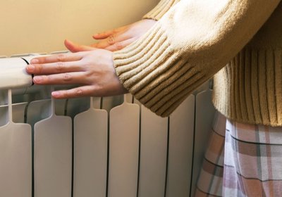Дівчина перевіряє батарею Дівчина перевіряє батарею