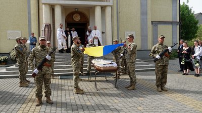 У Мукачеві попрощалися із загиблим захисником Андрієм Задорожним У Мукачеві попрощалися із загиблим захисником Андрієм Задорожним