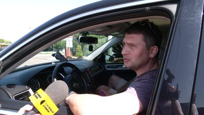 "Виписуємо повістки": як працює мобільний блокпост ТЦК на трасі Київ-Чоп на Рівненщині "Виписуємо повістки": як працює мобільний блокпост ТЦК на трасі Київ-Чоп на Рівненщині