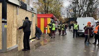 Олексіївка у Харкові, усувають наслідки авіаудару Олексіївка у Харкові, усувають наслідки авіаудару