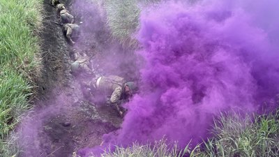 Морпіхи пролазять повз траншею під димовою шашкою Морпіхи пролазять повз траншею під димовою шашкою