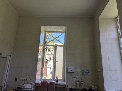 Унаслідок дронової атаки в Одесі була пошкоджена одна з міських лікарень: фото Унаслідок дронової атаки в Одесі була пошкоджена одна з міських лікарень: фото