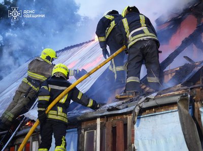 В Одесі сталася масштабна пожежа на території підприємства: горів столярний цех В Одесі сталася масштабна пожежа на території підприємства: горів столярний цех