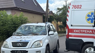 У Кривому Розі "шахеди" вдарили поблизу будівлі РТЦК та СП: поранено трьох людей, пошкоджено автівки У Кривому Розі "шахеди" вдарили поблизу будівлі РТЦК та СП: поранено трьох людей, пошкоджено автівки