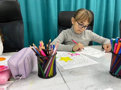 Навчання під звуки сирен: як черкаські школярі надолужують "освітні втрати" Навчання під звуки сирен: як черкаські школярі надолужують "освітні втрати"