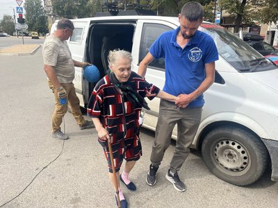 "Не хоче виїжджати, хоче ходити на могилку": як "Проліска" евакуює літніх людей з Костянтинівки "Не хоче виїжджати, хоче ходити на могилку": як "Проліска" евакуює літніх людей з Костянтинівки