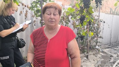 У Кривому Розі через пожежу на складах загорілися приватні оселі: що розповідають місцеві У Кривому Розі через пожежу на складах загорілися приватні оселі: що розповідають місцеві