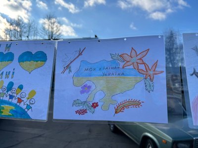 "Мамо, знову сирена": діти з Черкащини зобразили повномасштабну війну на тисячі малюнках "Мамо, знову сирена": діти з Черкащини зобразили повномасштабну війну на тисячі малюнках