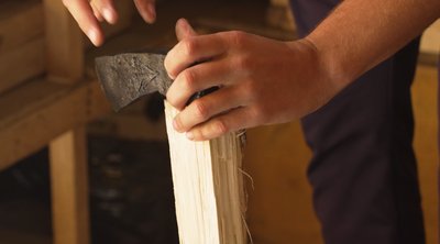"Вони отримують нове життя": майстер з Рівненщини відновлює стародавні сокири "Вони отримують нове життя": майстер з Рівненщини відновлює стародавні сокири