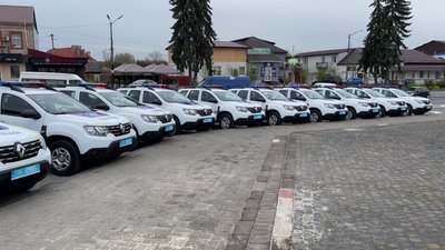 Поліцейським офіцерам громад Дубенщини передали 28 нових авто Поліцейським офіцерам громад Дубенщини передали 28 нових авто