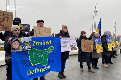 "Поверніть героїв з полону": в Одесі відбулась акція рідних українських захисників, яких утримує РФ "Поверніть героїв з полону": в Одесі відбулась акція рідних українських захисників, яких утримує РФ