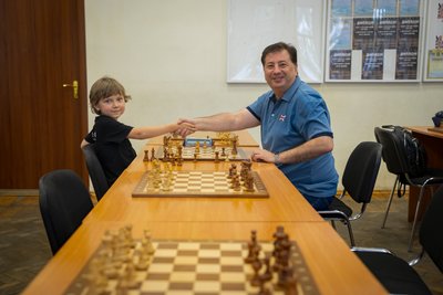 "Готовий грати у будь-який час дня і ночі". Семирічний дніпрянин Мирон Нетребка — чемпіон Європи з шахів "Готовий грати у будь-який час дня і ночі". Семирічний дніпрянин Мирон Нетребка — чемпіон Європи з шахів