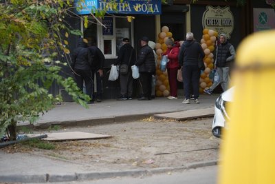 Блекаут у Дніпрі: черги на транспорт та по воду. Що розповідають жителі міста