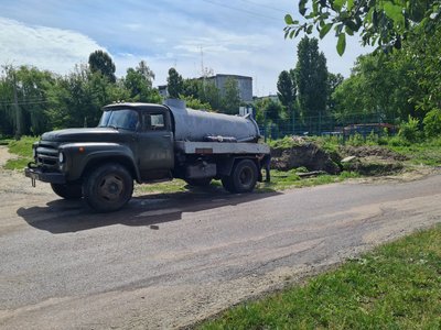 Прорив каналізації в Житомирі: котлован на місці аварії затопило водою Прорив каналізації в Житомирі: котлован на місці аварії затопило водою