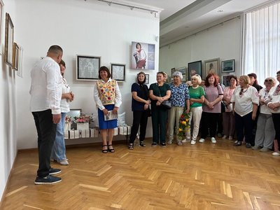 Виставка картин, представили виставку, мисткиня, Марини Футуренко, Тернопільщина, липень 2025 Виставка картин, представили виставку, мисткиня, Марини Футуренко, Тернопільщина, липень 2025