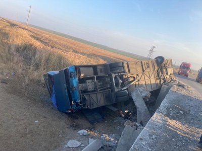 В Одеській області злетів у кювет рейсовий автобус: у лікарні четверо людей В Одеській області злетів у кювет рейсовий автобус: у лікарні четверо людей