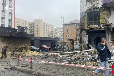 "Не встигли відчинити двері, як уже приліт": мешканці Солом'янського району розповіли про нічну атаку РФ "Не встигли відчинити двері, як уже приліт": мешканці Солом'янського району розповіли про нічну атаку РФ