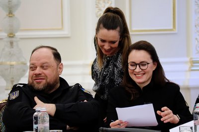 Голова Верховної Ради України Руслан Стефанчук (ліворуч) та прем'єр-міністерка України Юлія Свириденко під час засідання Ради національної безпеки і оборони. Київ, 3 березня 2026 року Голова Верховної Ради України Руслан Стефанчук (ліворуч) та прем'єр-міністерка України Юлія Свириденко під час засідання Ради національної безпеки і оборони. Київ, 3 березня 2026 року