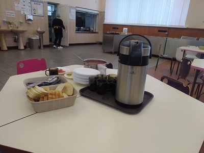 Ракетна атака РФ на Київ: для мешканців пошкоджених квартир приготували тимчасовий прихисток Ракетна атака РФ на Київ: для мешканців пошкоджених квартир приготували тимчасовий прихисток