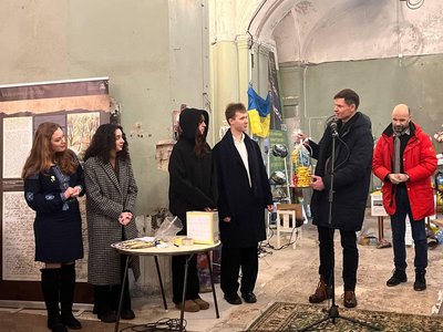 Уламки зброї й ракет, які розмалювали діти з Волині, представили на виставці в Литві Уламки зброї й ракет, які розмалювали діти з Волині, представили на виставці в Литві