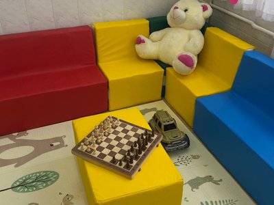 З мʼякими меблями, іграшками та кухонним куточком: у двох вінницьких медзакладах відкрили дитячі кімнати З мʼякими меблями, іграшками та кухонним куточком: у двох вінницьких медзакладах відкрили дитячі кімнати