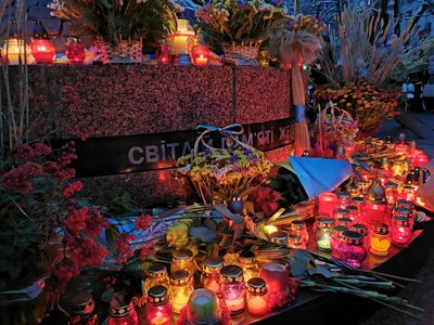 З лампадками, колосками та квітами: житомиряни прийшли вшанувати пам'ять жертв голодоморів З лампадками, колосками та квітами: житомиряни прийшли вшанувати пам'ять жертв голодоморів