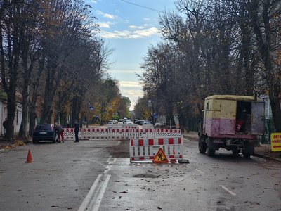 У Житомирі ремонтують ділянку дороги, де вчергове утворилося провалля