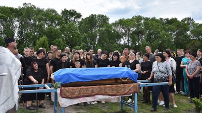 У Носівці на Чернігівщині попрощалися з загиблим бійцем Володимиром Бойком У Носівці на Чернігівщині попрощалися з загиблим бійцем Володимиром Бойком