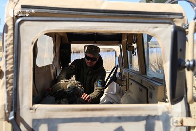 Боєць першого батальйону 40-ї окремої бригади берегової оборони під час навчань на човнах на півдні України Боєць першого батальйону 40-ї окремої бригади берегової оборони під час навчань на човнах на півдні України