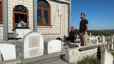 Хасиди відвідують могилу Баал-Шем-Това на Хмельниччині дорогою до Умані Хасиди відвідують могилу Баал-Шем-Това на Хмельниччині дорогою до Умані