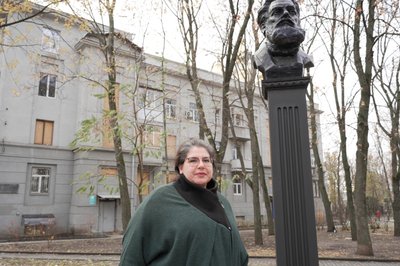 Олена Рофе-Бекетова поруч з пам'ятником Олексію Алчевському Олена Рофе-Бекетова поруч з пам'ятником Олексію Алчевському