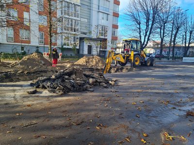 У Житомирі ремонтують ділянку дороги, де вчергове утворилося провалля