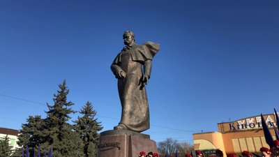 212 річницю з Дня народження Тараса Шевченка відзначили на майдані Незалежності у Рівному 212 річницю з Дня народження Тараса Шевченка відзначили на майдані Незалежності у Рівному