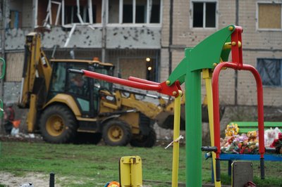 Ракетний удар по Кривому Рогу 4 квітня: що нині відбувається на місці атаки. Фоторепортаж