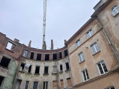 "Меблі викинули, вікон немає": у Львові відновлюють будинки на Стрийській після ракетної атаки "Меблі викинули, вікон немає": у Львові відновлюють будинки на Стрийській після ракетної атаки