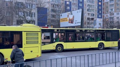 Вибиті вікна в автобусах у Львові внаслідок обстрілу 24 березня 2026 року Вибиті вікна в автобусах у Львові внаслідок обстрілу 24 березня 2026 року