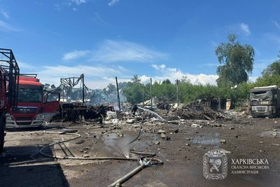 Наслідки ракетного удару РФ по цивільному підприємству у Дергачах Наслідки ракетного удару РФ по цивільному підприємству у Дергачах