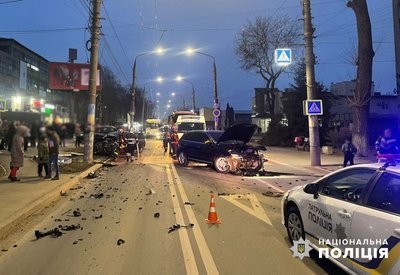 У Чернівцях на перехресті сталася аварія, в якій травмувалися троє людей У Чернівцях на перехресті сталася аварія, в якій травмувалися троє людей